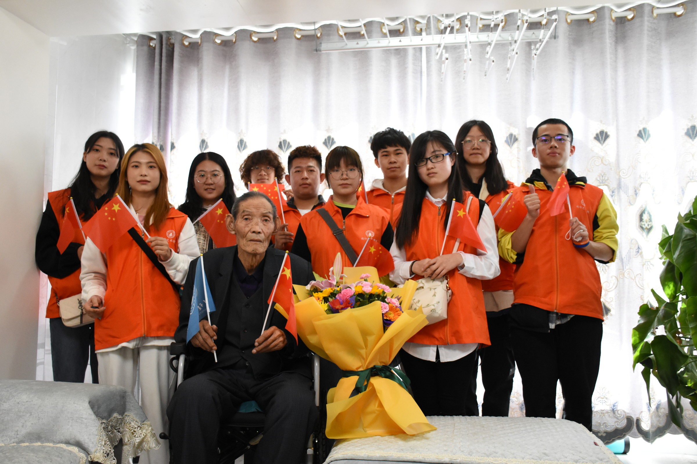 设计艺术学院寻访老兵足迹，...