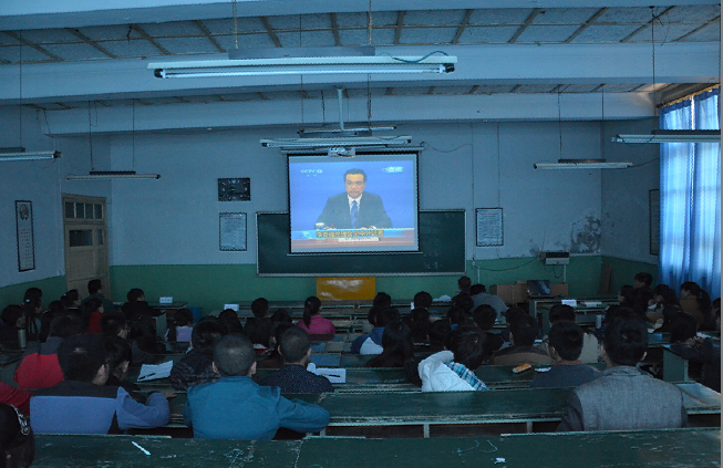 设计艺术学院开展“我为党旗...