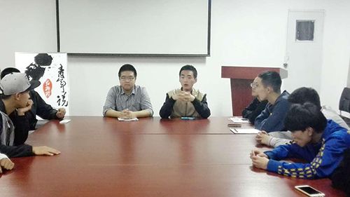 “青年说：探讨当代大学生”...